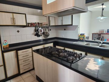 VENTA DE CASA CON ALBERCA EN FRACC. COLINAS DEL CIMATARIO