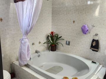 VENTA DE CASA CON ALBERCA EN FRACC. COLINAS DEL CIMATARIO