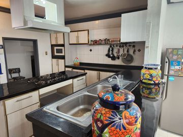 VENTA DE CASA CON ALBERCA EN FRACC. COLINAS DEL CIMATARIO