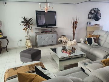 VENTA DE CASA CON ALBERCA EN FRACC. COLINAS DEL CIMATARIO
