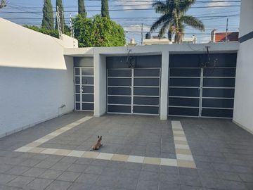 VENTA DE CASA CON ALBERCA EN FRACC. COLINAS DEL CIMATARIO