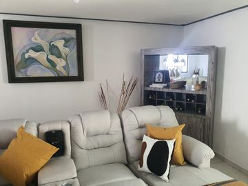 VENTA DE CASA CON ALBERCA EN FRACC. COLINAS DEL CIMATARIO