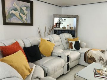 VENTA DE CASA CON ALBERCA EN FRACC. COLINAS DEL CIMATARIO
