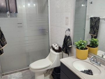 VENTA DE CASA CON ALBERCA EN FRACC. COLINAS DEL CIMATARIO