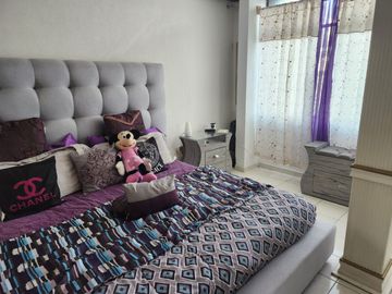 VENTA DE CASA CON ALBERCA EN FRACC. COLINAS DEL CIMATARIO