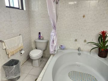 VENTA DE CASA CON ALBERCA EN FRACC. COLINAS DEL CIMATARIO