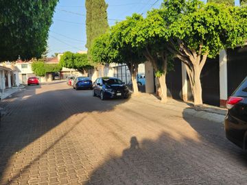 VENTA DE CASA CON ALBERCA EN FRACC. COLINAS DEL CIMATARIO