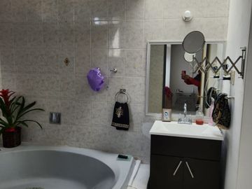 VENTA DE CASA CON ALBERCA EN FRACC. COLINAS DEL CIMATARIO
