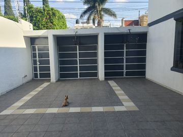 VENTA DE CASA CON ALBERCA EN FRACC. COLINAS DEL CIMATARIO