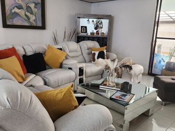 VENTA DE CASA CON ALBERCA EN FRACC. COLINAS DEL CIMATARIO