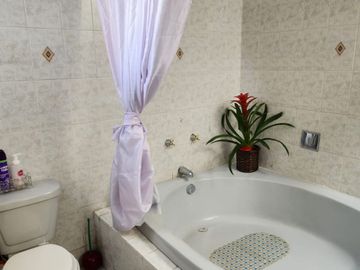 VENTA DE CASA CON ALBERCA EN FRACC. COLINAS DEL CIMATARIO