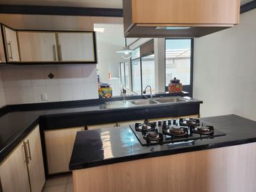 VENTA DE CASA CON ALBERCA EN FRACC. COLINAS DEL CIMATARIO