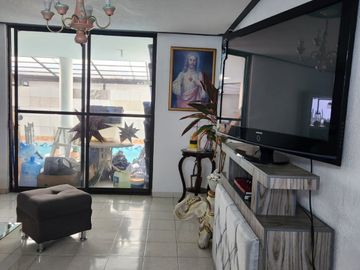 VENTA DE CASA CON ALBERCA EN FRACC. COLINAS DEL CIMATARIO