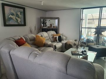 VENTA DE CASA CON ALBERCA EN FRACC. COLINAS DEL CIMATARIO