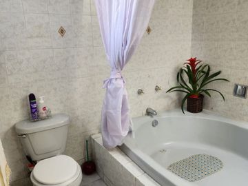 VENTA DE CASA CON ALBERCA EN FRACC. COLINAS DEL CIMATARIO