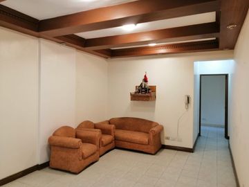 Newly renovate Spacious 3 Storey with 6 Bedrooms 6 Car Garage House and Lot For Sale in Kamias QC PH2555