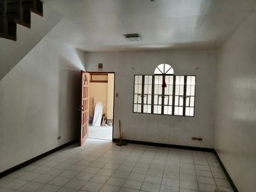 Newly renovate Spacious 3 Storey with 6 Bedrooms 6 Car Garage House and Lot For Sale in Kamias QC PH2555