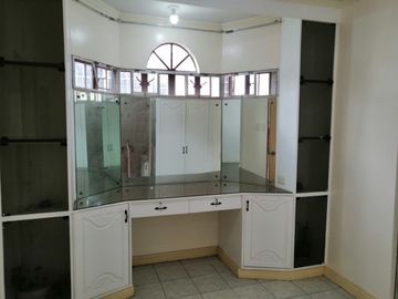 Newly renovate Spacious 3 Storey with 6 Bedrooms 6 Car Garage House and Lot For Sale in Kamias QC PH2555