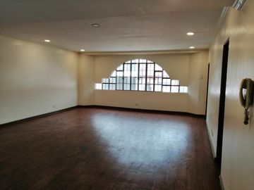 Newly renovate Spacious 3 Storey with 6 Bedrooms 6 Car Garage House and Lot For Sale in Kamias QC PH2555