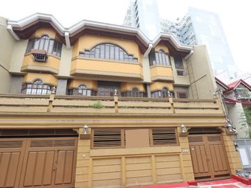 Newly renovate Spacious 3 Storey with 6 Bedrooms 6 Car Garage House and Lot For Sale in Kamias QC PH2555