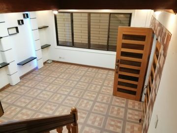 Newly renovate Spacious 3 Storey with 6 Bedrooms 6 Car Garage House and Lot For Sale in Kamias QC PH2555