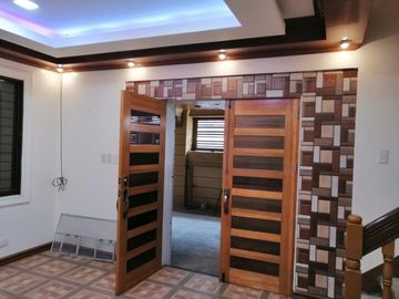 Newly renovate Spacious 3 Storey with 6 Bedrooms 6 Car Garage House and Lot For Sale in Kamias QC PH2555