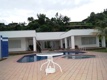VENTA DE CASA CAMPESTRE DE 3.190 M2 DE LOTE Y UNA CONSTRUCCIÓN DE 275 M2, MANIZALES CALDAS
