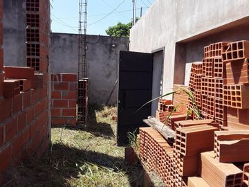vendo terreno con construccion