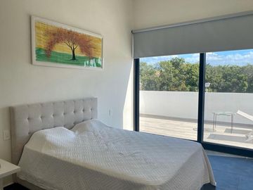 Moderna y exclusiva casa frente a la marina y con muelle propio