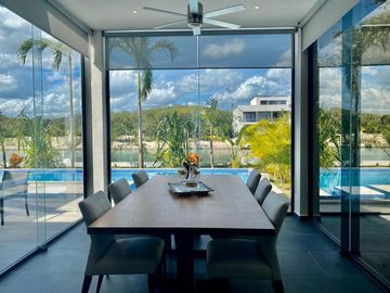Moderna y exclusiva casa frente a la marina y con muelle propio