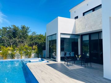 Moderna y exclusiva casa frente a la marina y con muelle propio