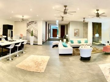 Moderna y exclusiva casa frente a la marina y con muelle propio