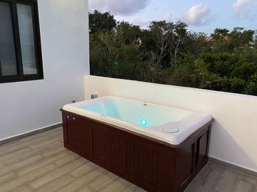 Moderna y exclusiva casa frente a la marina y con muelle propio