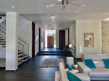 Moderna y exclusiva casa frente a la marina y con muelle propio