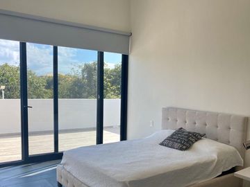 Moderna y exclusiva casa frente a la marina y con muelle propio