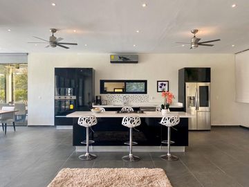Moderna y exclusiva casa frente a la marina y con muelle propio