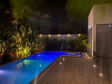 Moderna y exclusiva casa frente a la marina y con muelle propio