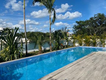 Moderna y exclusiva casa frente a la marina y con muelle propio