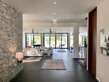 Moderna y exclusiva casa frente a la marina y con muelle propio