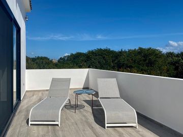 Moderna y exclusiva casa frente a la marina y con muelle propio