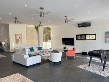 Moderna y exclusiva casa frente a la marina y con muelle propio