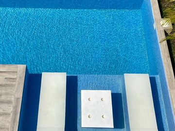 Moderna y exclusiva casa frente a la marina y con muelle propio