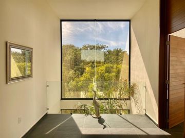 Moderna y exclusiva casa frente a la marina y con muelle propio