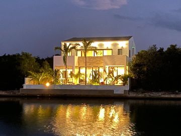 Moderna y exclusiva casa frente a la marina y con muelle propio