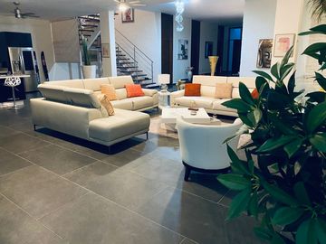 Moderna y exclusiva casa frente a la marina y con muelle propio