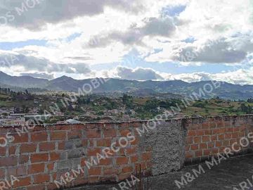 Venta de Casa de 3 Pisos Sector La Campiña, Turunuma, Loja