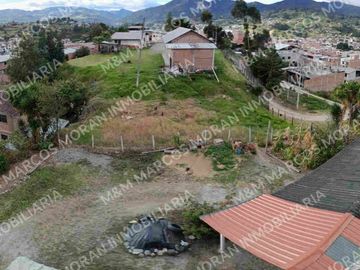 Venta de Casa de 3 Pisos Sector La Campiña, Turunuma, Loja