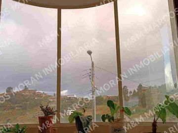Venta de Casa de 3 Pisos Sector La Campiña, Turunuma, Loja