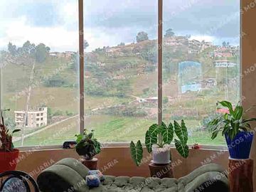 Venta de Casa de 3 Pisos Sector La Campiña, Turunuma, Loja