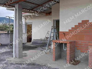 Venta de Casa de 3 Pisos Sector La Campiña, Turunuma, Loja